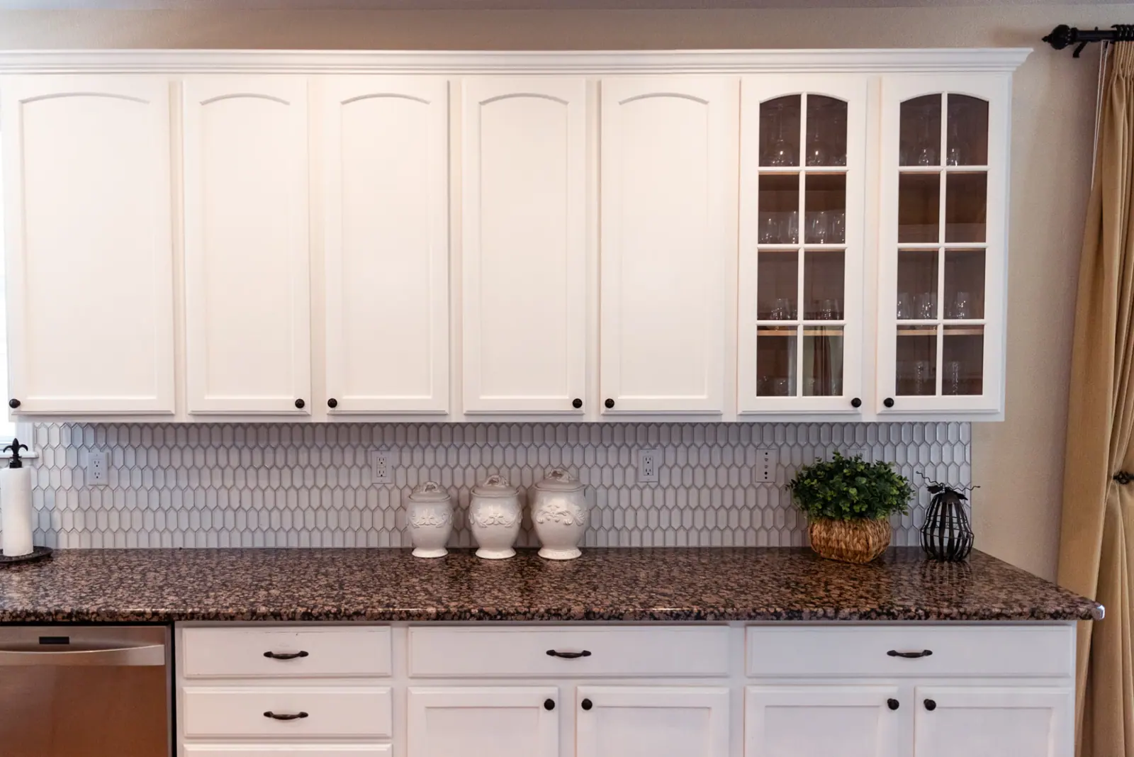 White painted kitchen cabinets with granite counters in Highlands Ranch
